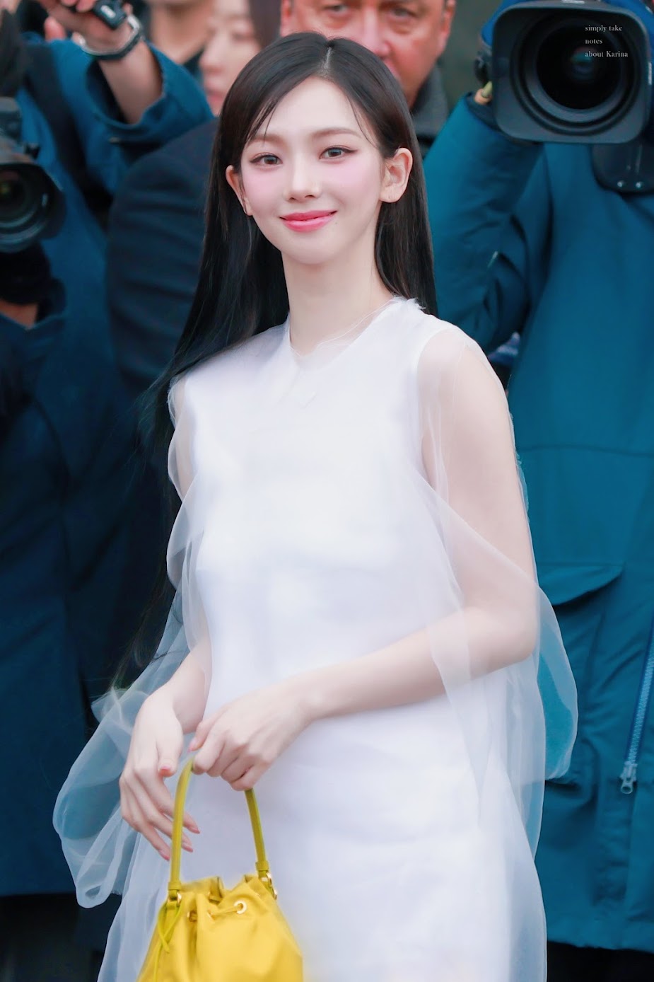 Karina 出席 Prada FW24 米蘭時裝週