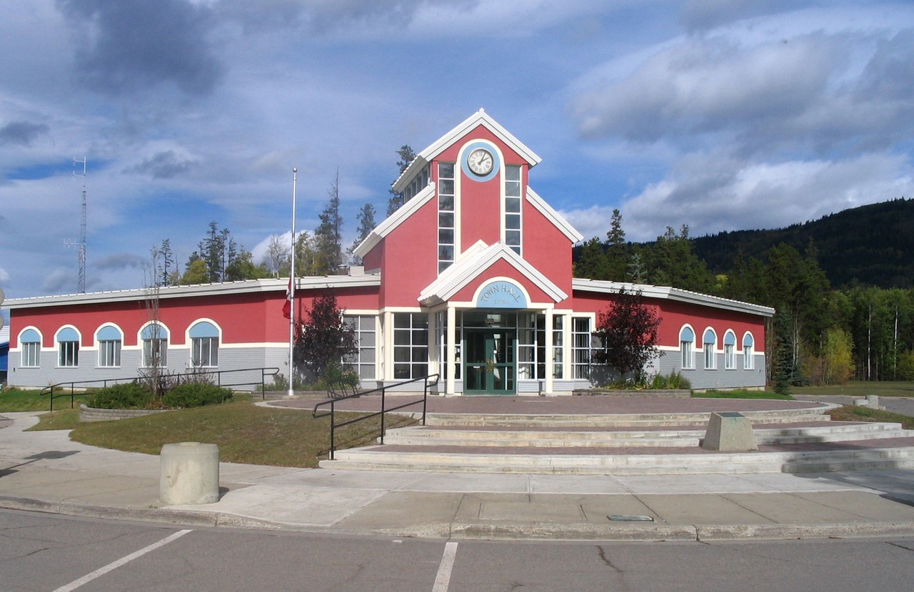 Tumbler Ridge 鎮中心的市政廳建築