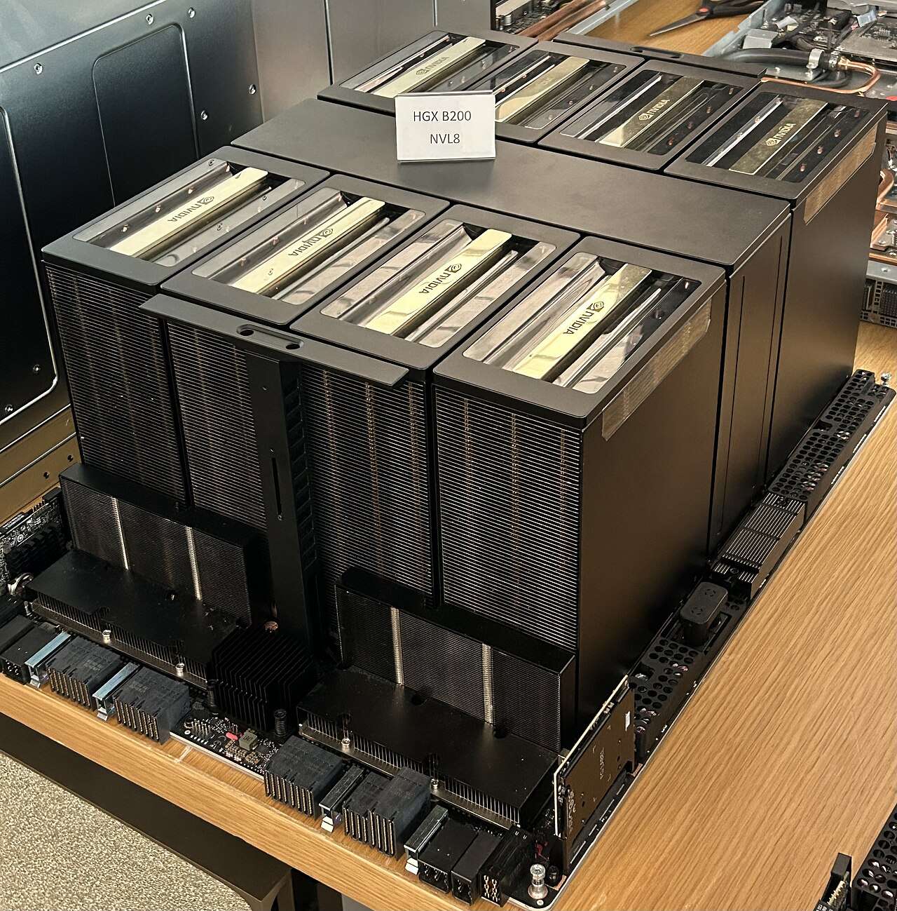 NVIDIA 的 AI 伺服器運算板，上面整合多顆晶片