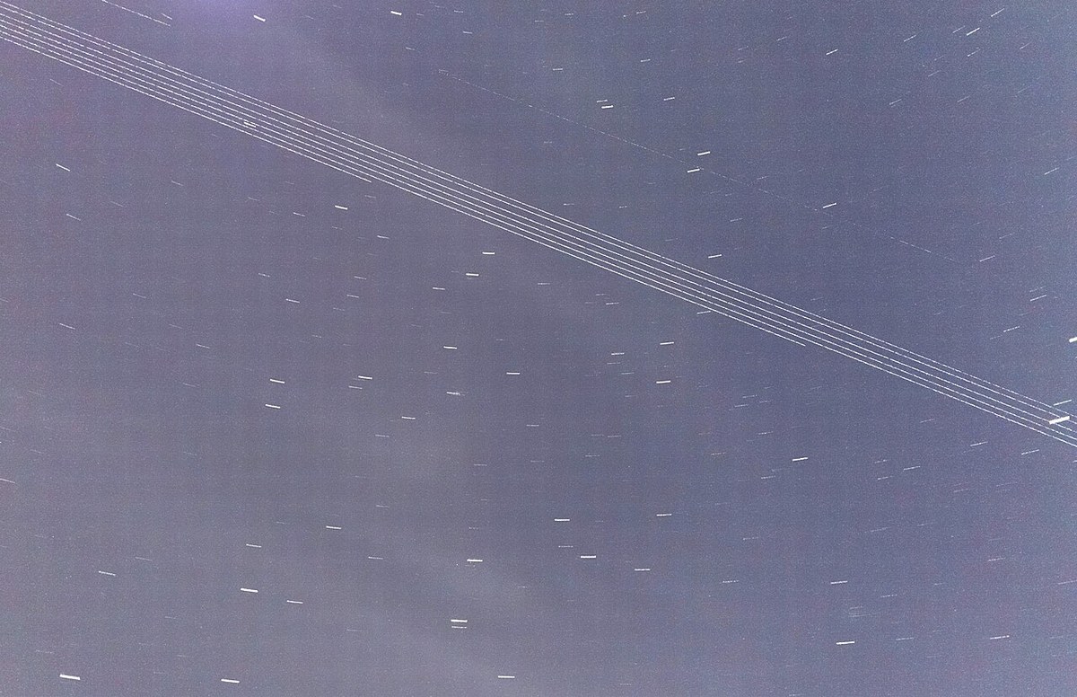 長曝光下星鏈衛星劃出多條平行亮線，毀掉天文觀測