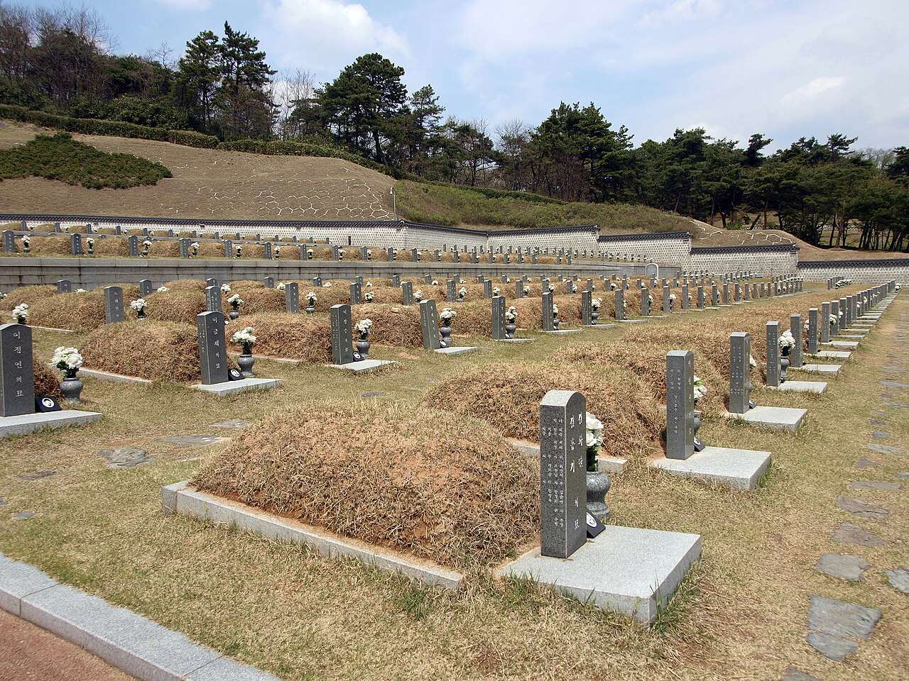 光州 5·18 國立墓園，整齊排列的罹難者墓碑